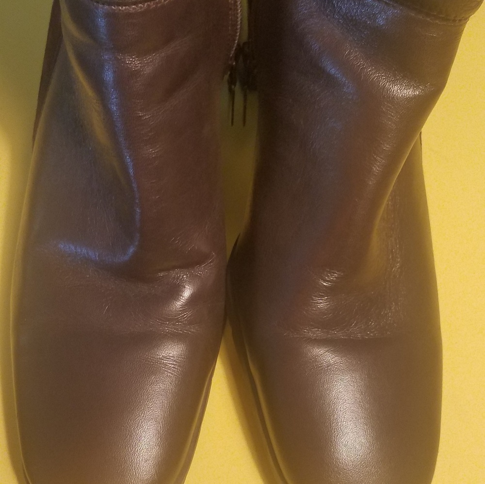 Easy spirit brown boots nice heel